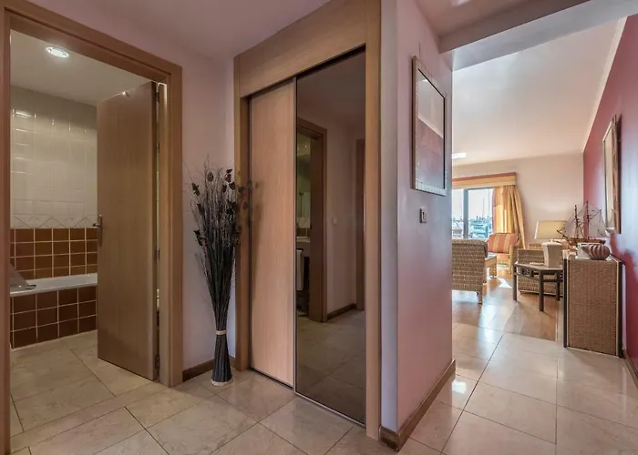 아파트 Luxury Apartment, Marina, & Pool *