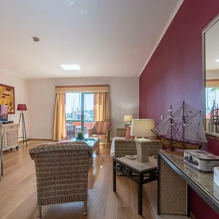 Luxury Apartment, Marina, & Pool *